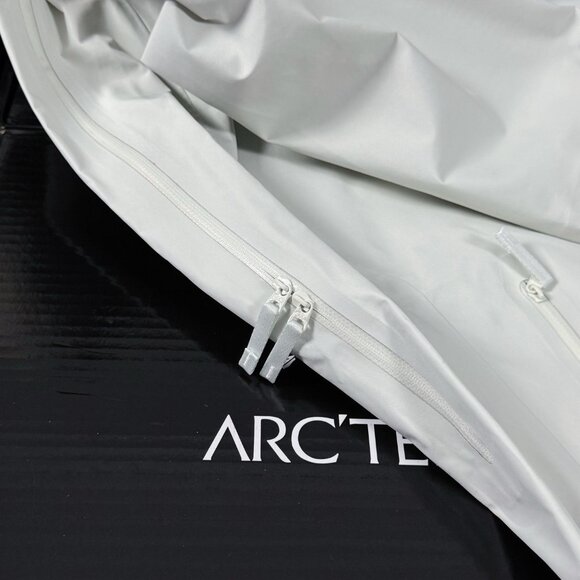 The ARC'TERYX BETA LT GOER-TXE is marked as a men's size, but it also fits women - Picture 6 of 9